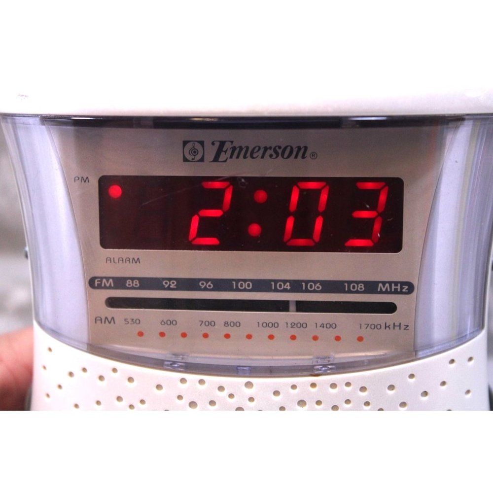 EMERSON Radio Alarm Clock AM/FM Radio CK7330 Pearl White Red LCD Display Works G - Picture 2 of 8